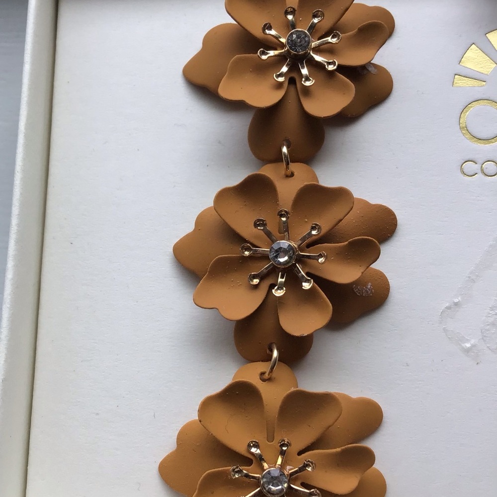 NIB C&C CALIFORNIA TRIPLE FLOWER  EARRINGS!! - Picture 4 of 10